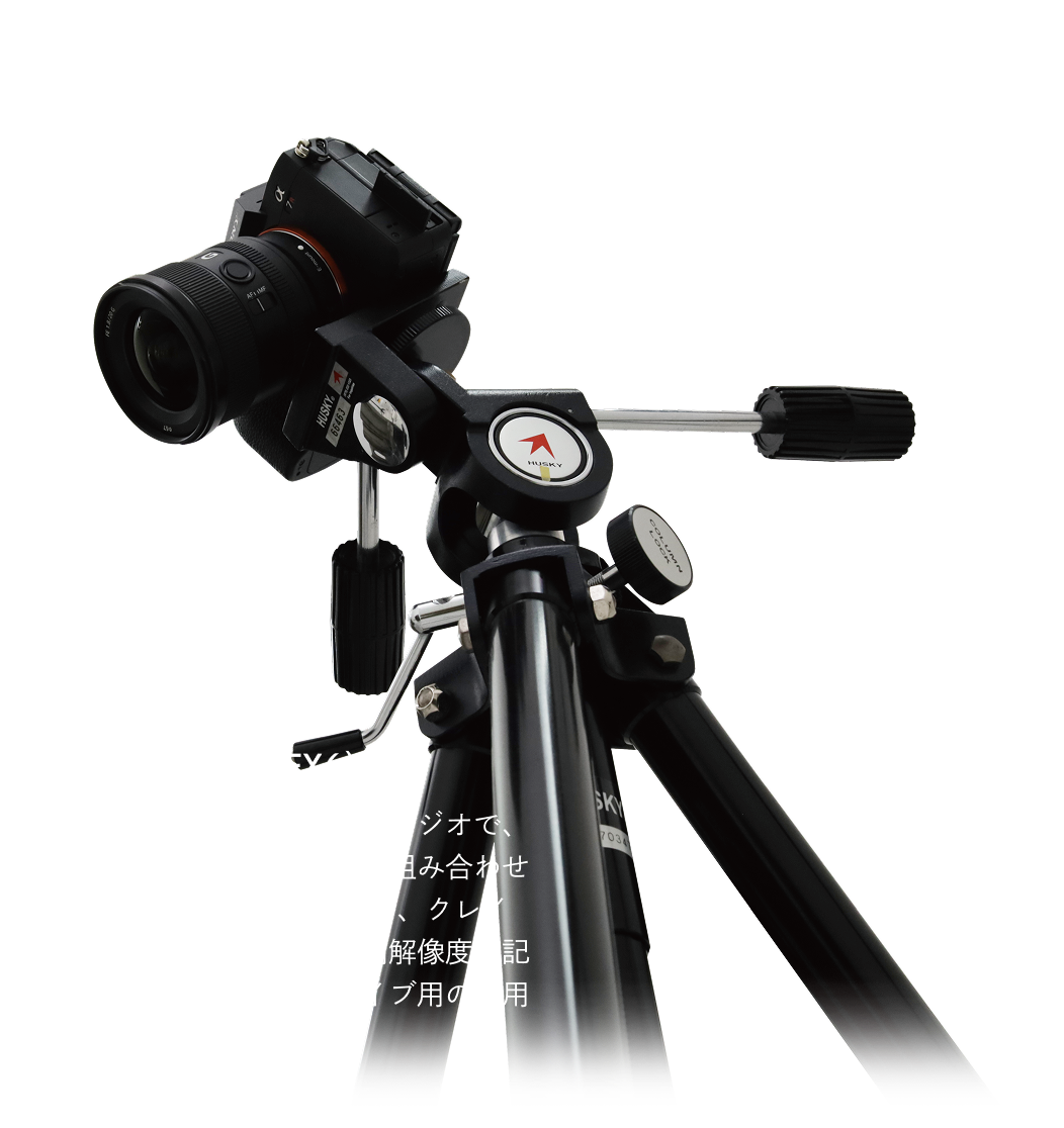 高精細撮影用カメラ（SONY α7RV／FX6） 粘土作品専用に設計されたスタジオで、ライティングと高精細撮影を組み合わせて運用。静止画から映像まで、クレイアートのぬくもりと陰影を高解像度で記録し、展示・放送・アーカイブ用の多用途出力に対応しています。