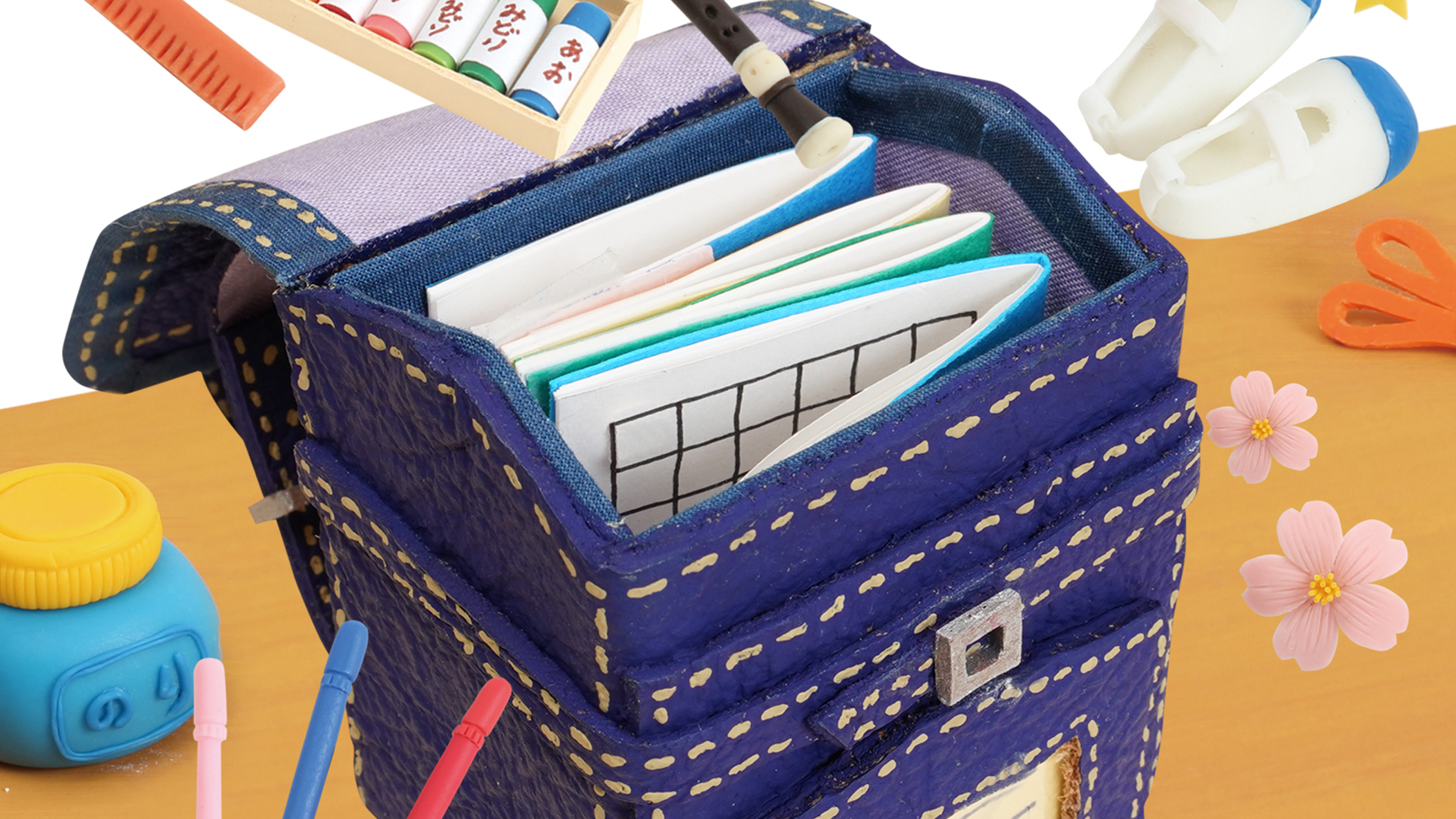 【クレイアート／粘土立体イラスト】<br>『ポピっこ あおどり 〜もじ・かず・ことば〜 ドリるん』教材表紙（ランドセル）