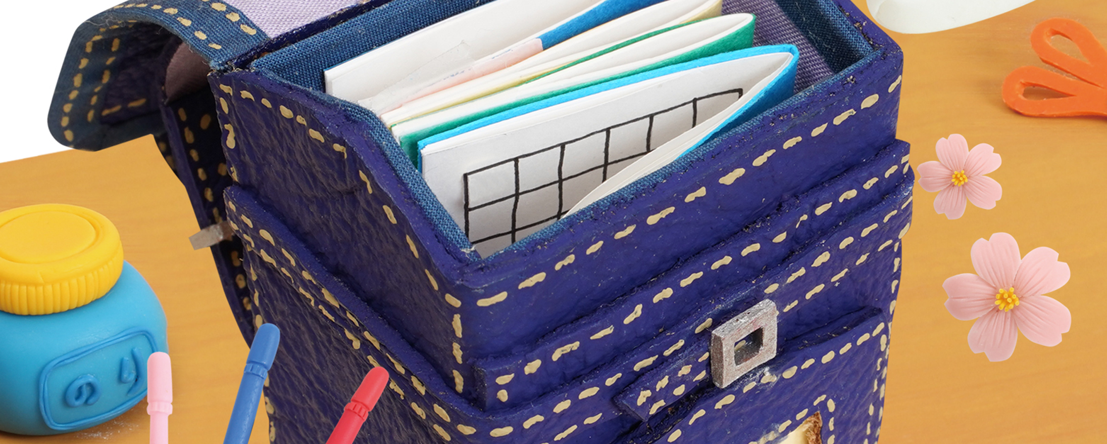 【クレイアート／粘土立体イラスト】<br>『ポピっこ あおどり 〜もじ・かず・ことば〜 ドリるん』教材表紙（ランドセル）