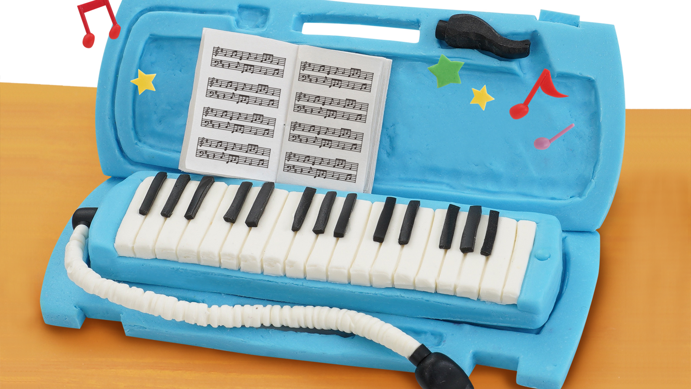 【クレイアート／粘土立体イラスト】<br>『ポピっこ あおどり 〜もじ・かず・ことば〜 ドリるん』教材表紙（鍵盤ハーモニカ）