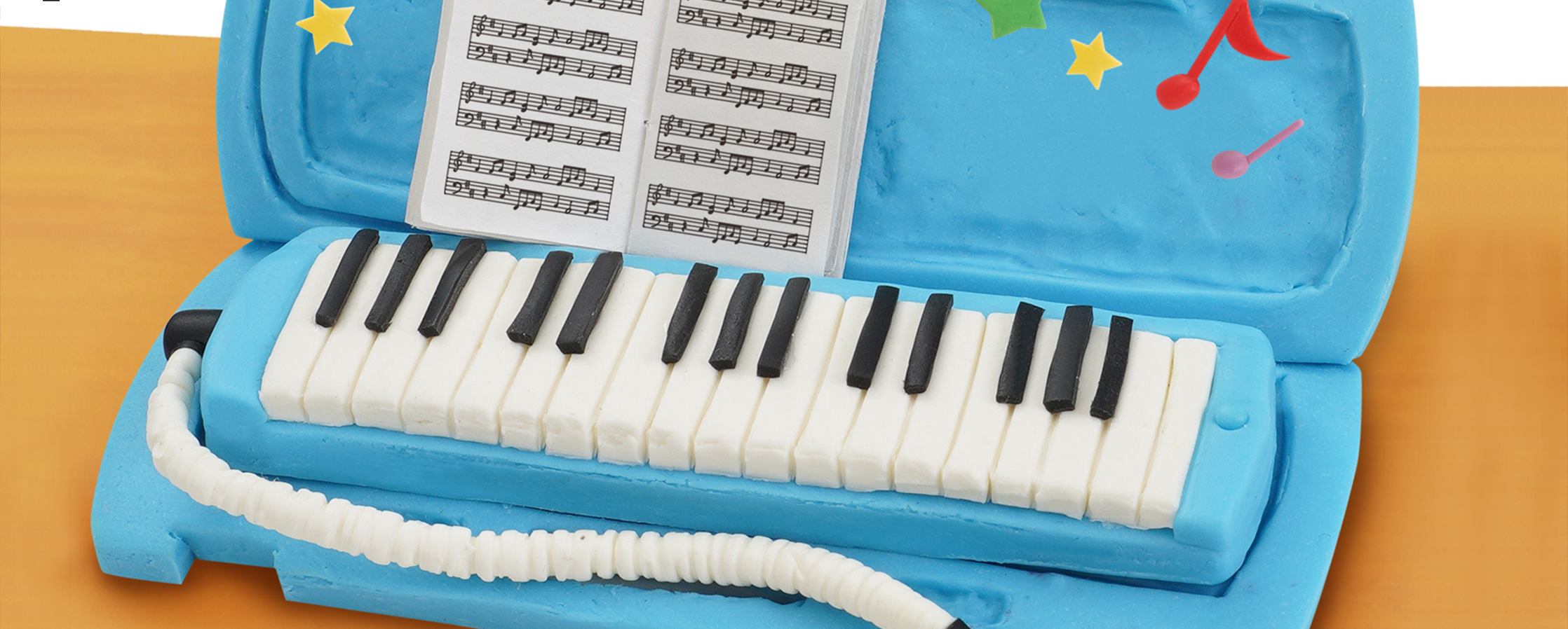 【クレイアート／粘土立体イラスト】<br>『ポピっこ あおどり 〜もじ・かず・ことば〜 ドリるん』教材表紙（鍵盤ハーモニカ）