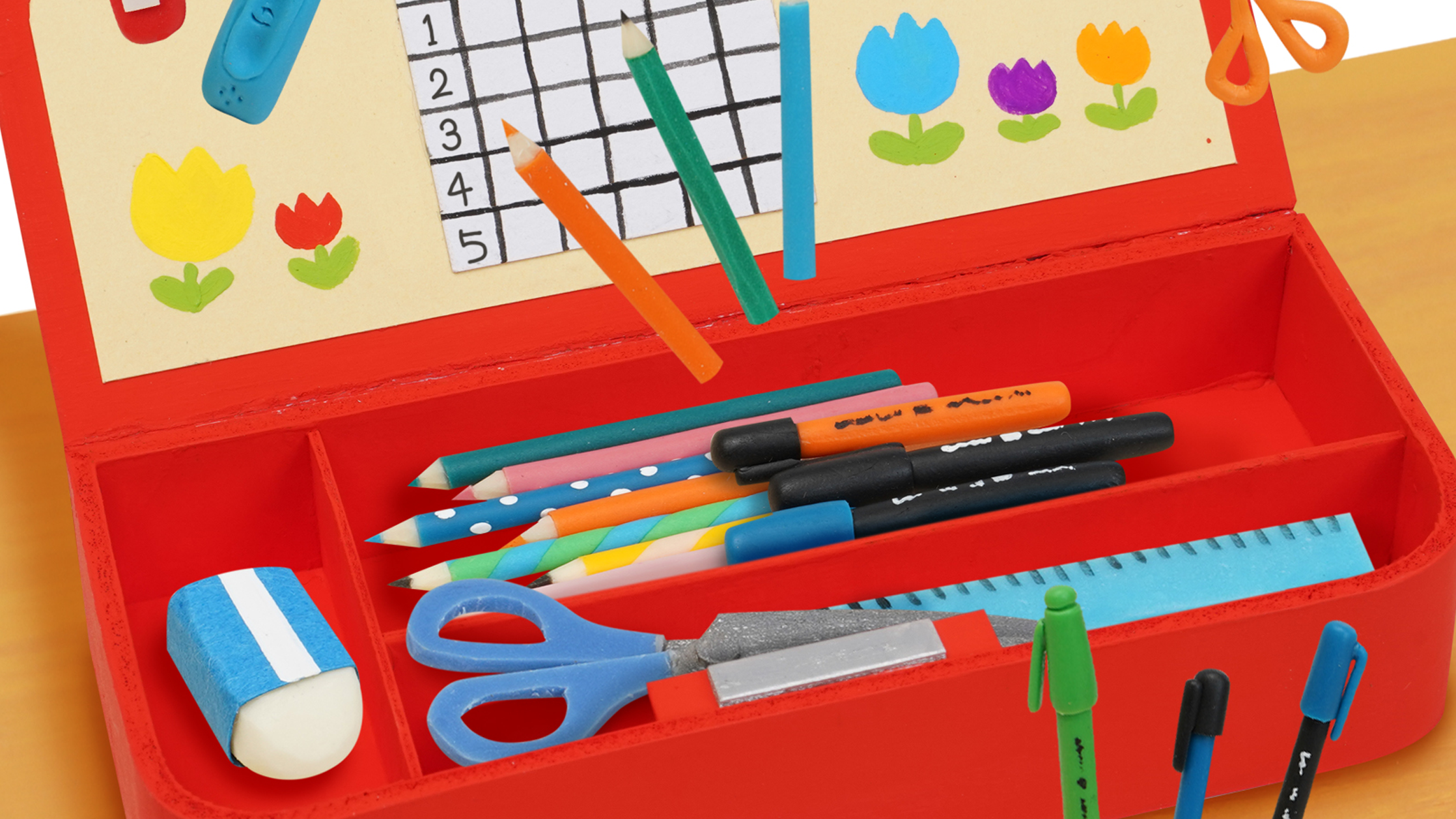 【クレイアート／粘土立体イラスト】<br>『ポピっこ あおどり 〜もじ・かず・ことば〜 ドリるん』教材表紙（筆箱）